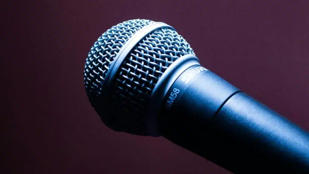 Choosing a Microphone specifications infographic: frequency response chart, sensitivity rating, signal-to-noise ratio explained